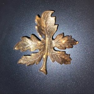 Vintage Maple Leaf Brooch. Antique Gold Tone. Measurements in photos.